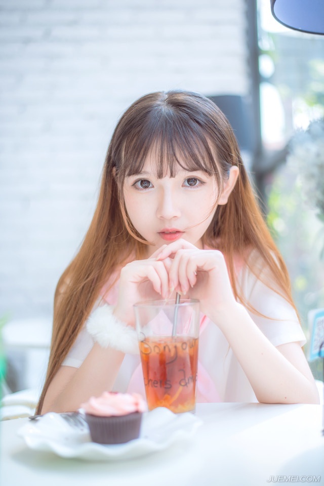 我们为什么需要美女，可能她们改变你的生活习性，让人感这个世界充满期待，虽然当你觉得期待的东西就要得到的时候，她们马上去普度众生，让其他人觉得生活充满期待。——韩寒《像少年啦飞驰》