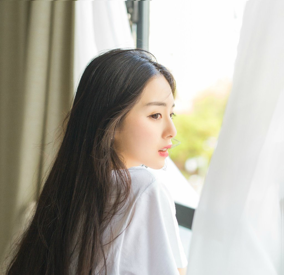 哪怕是他现在还能够指挥的船只，此刻面对江东水军迅捷的变阵，无孔不入的渗透，也只是在方寸之地苦苦支撑着，仿佛在暴风雨中的一叶扁舟，随时可能被浪涛吞没，这是陈到有生以来，打的最憋屈，也最无助的一仗。